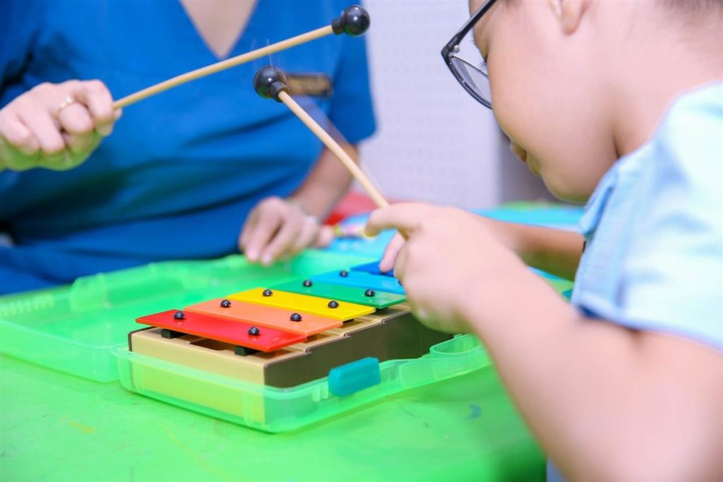 Khi nào cần can thiệp sớm cho trẻ? Dấu hiệu cảnh báo cha mẹ không nên bỏ qua