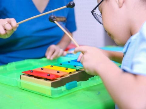 Khi nào cần can thiệp sớm cho trẻ? Dấu hiệu cảnh báo cha mẹ không nên bỏ qua