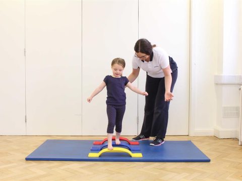 Trẻ khó khăn trong vận động