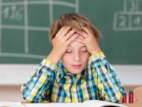 Nên can thiệp sớm tại nhà hay tại trung tâm cho trẻ chậm phát triển?