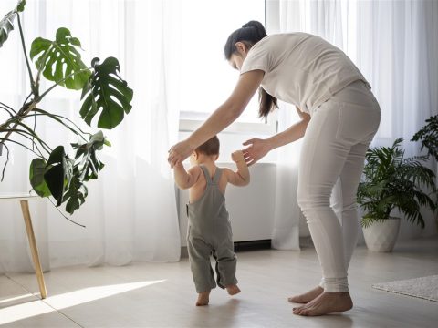 Khi nào nên đưa trẻ đi can thiệp sớm về vận động?